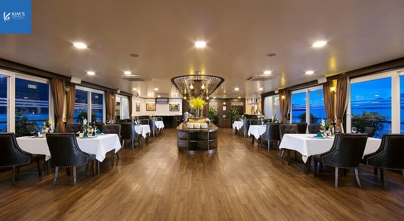 Không gian nhà hàng trên du thuyền Mon Cheri Cruises