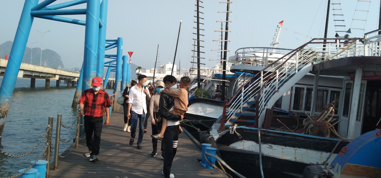 Giá tàu ghép thăm vịnh Hạ Long