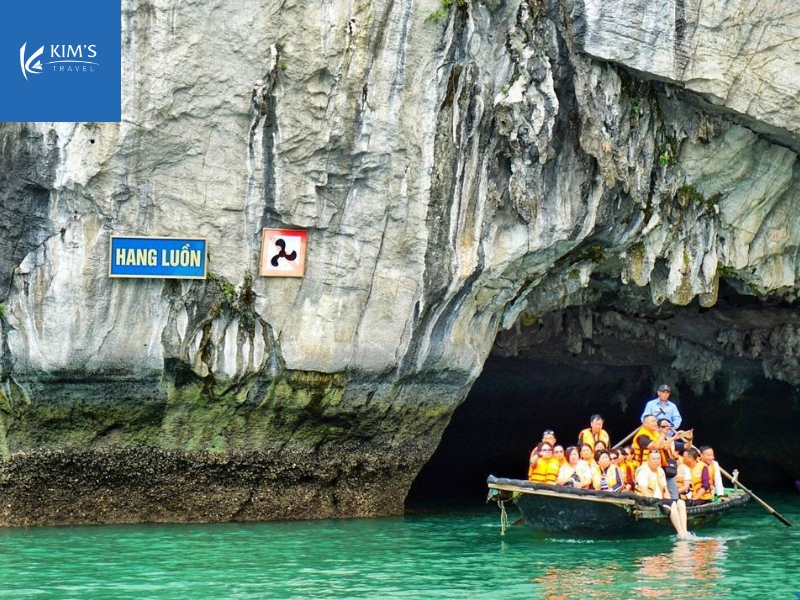 Hang Luồn là một trong những hang động nổi tiếng Hạ Long