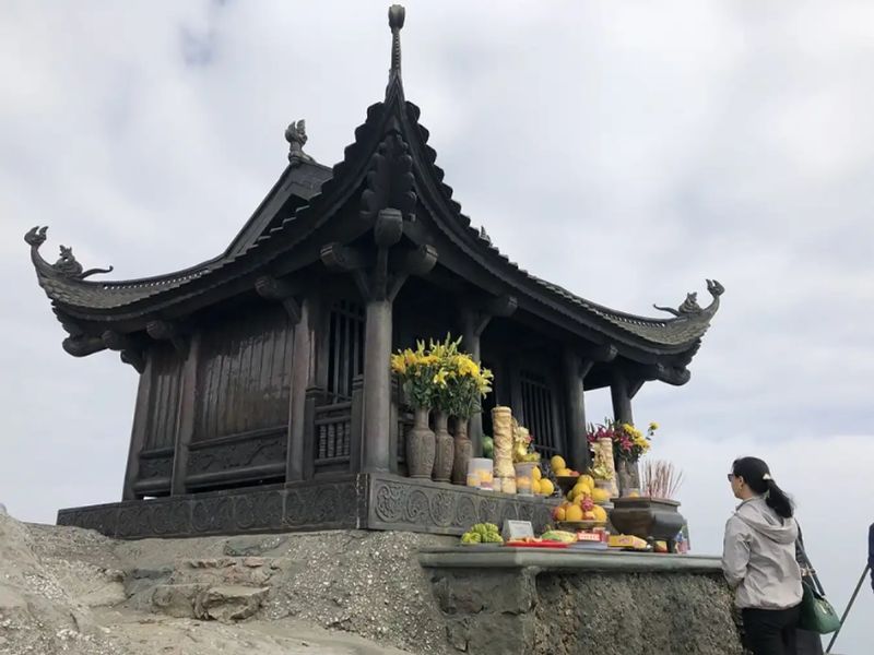 Ngôi đền đỉnh Yên Tử
