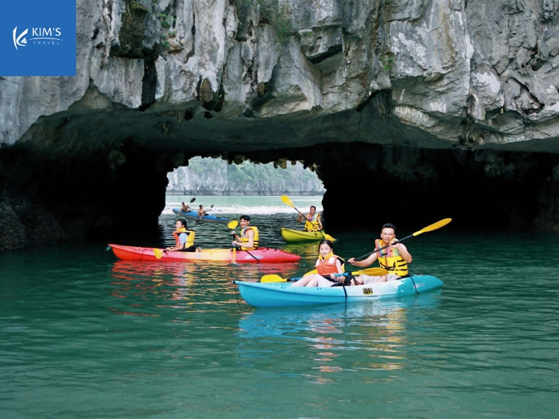Khám phá Hang Sáng - Hang Tối bằng thuyền kayak