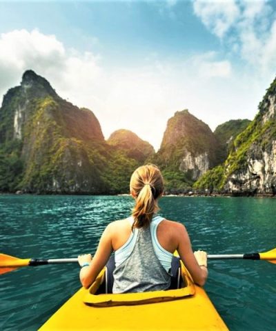 Hoạt động chèo thuyền Kayak khám phá vịnh Lan Hạ
