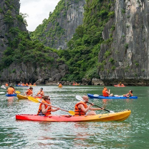 Hoạt động chèo thuyền Kayak