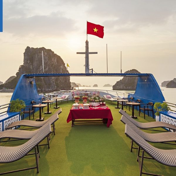 Sundeck rộng rãi Du thuyền Cozy Bay Cruises