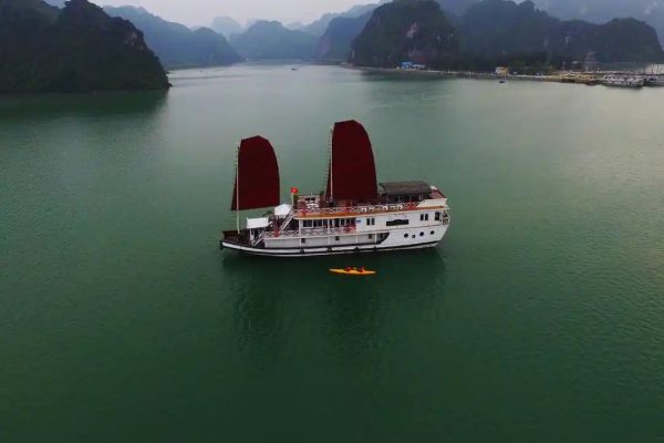 Đặt-phòng-tham-quan-vịnh-Hạ-Long-trên-du-thuyền-Imperial-Legend-Cruises-tại-Kim’s-Travel