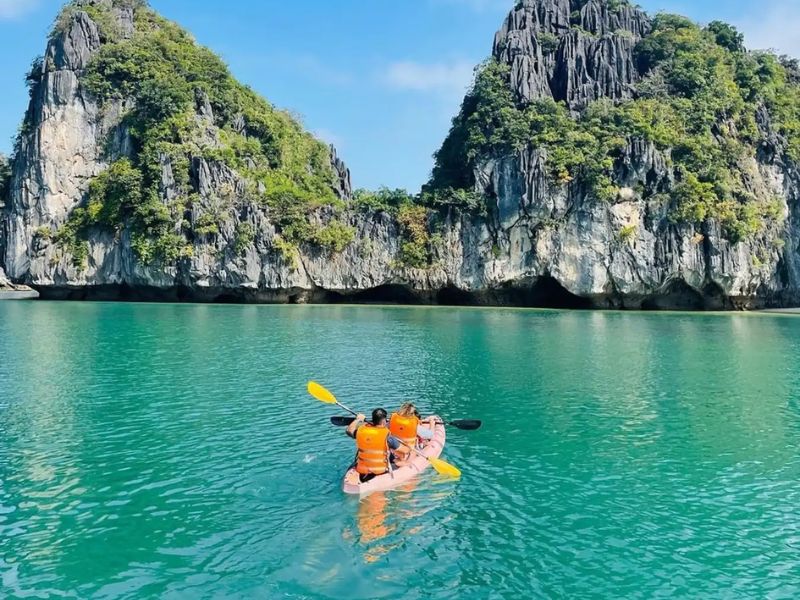 Hoạt động chèo thuyền kayak tại biển Ba Trái Đào