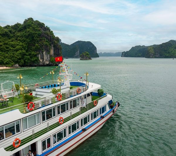 Du thuyền Lisa Cruise HaLong overview 2