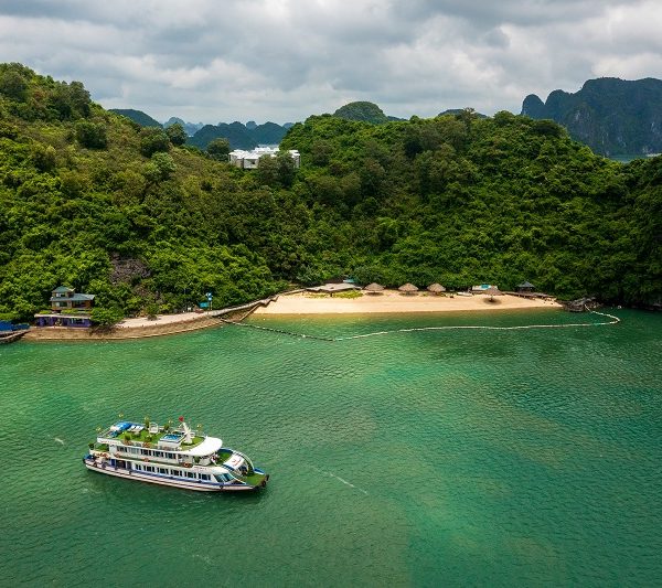 Du thuyền Lisa Cruise HaLong overview 4