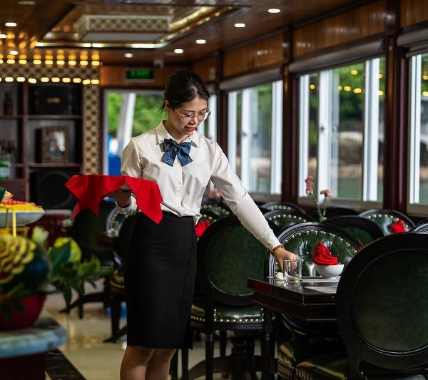 Du thuyền Lisa Cruise HaLong restaurant 5