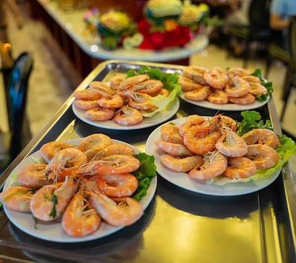 Du thuyền Lisa Cruise HaLong sunset party buffet 3