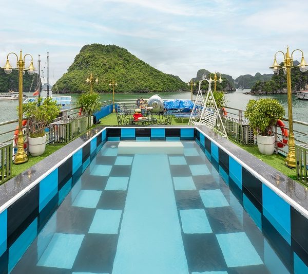 Du thuyền Lisa Cruise HaLong sunset party buffet pool 1