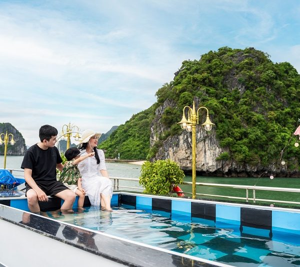 Du thuyền Lisa Cruise HaLong sunset party buffet pool 2