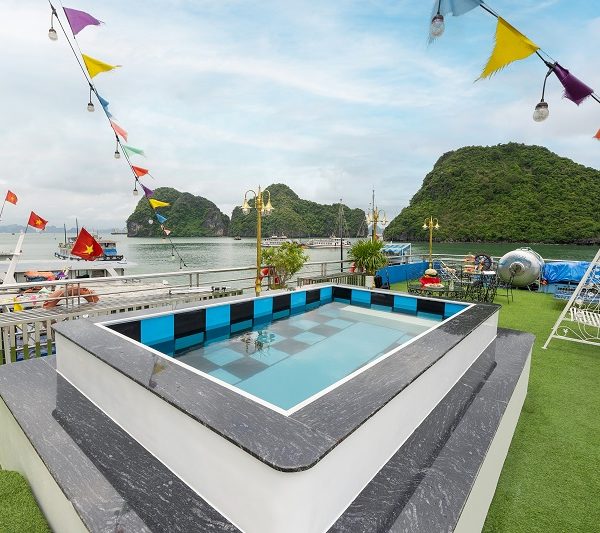 Du thuyền Lisa Cruise HaLong sunset party buffet pool 3