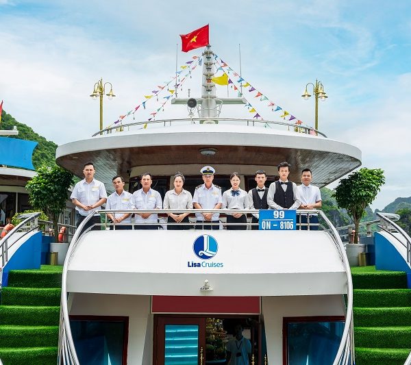 Du thuyền Lisa Cruise HaLong staff