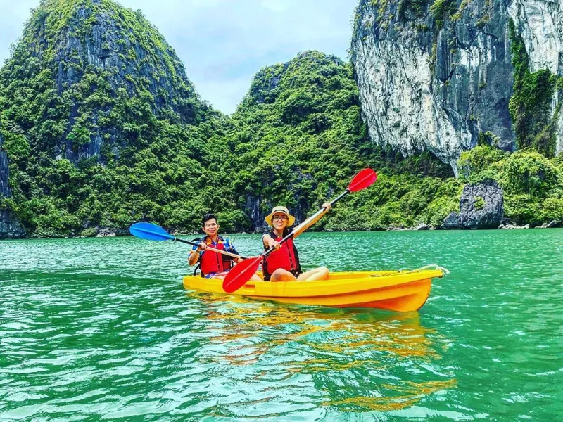 Chèo Kayak ở Hang Luồn 