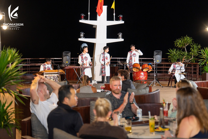 Đặt Tour Du Thuyền Cycad Cruise Tham Quan Vịnh Hạ Long 11 Các hoạt động trải nghiệm thú vị trong tour du thuyền Cycad Cruise