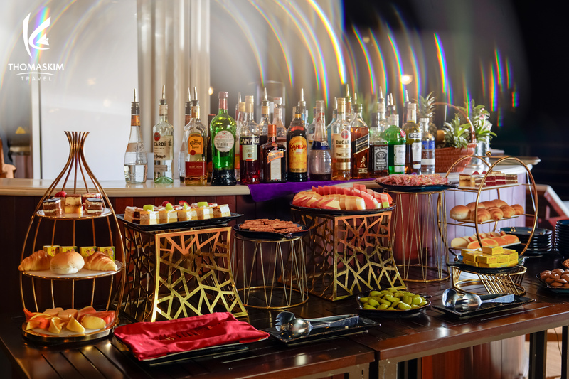 Đặt Tour Du Thuyền Cycad Cruise Tham Quan Vịnh Hạ Long 3 Nhà hàng Lemon Grass phục vụ đầy đủ các món Âu-Á