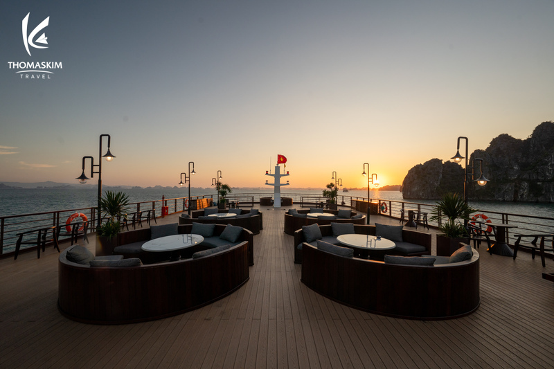 Đặt Tour Du Thuyền Cycad Cruise Tham Quan Vịnh Hạ Long 4 Khu Sundeck rộng rãi chiêm ngưỡng toàn bộ cảnh Vịnh